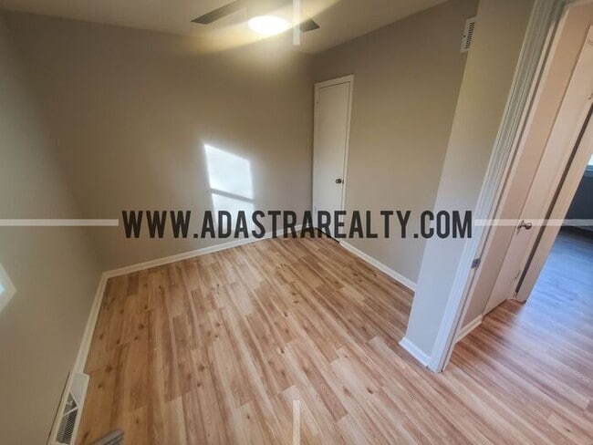 Foto del edificio - Completely Renovated Duplex in KCK, Beautiful Finishings-Available in MAY!!