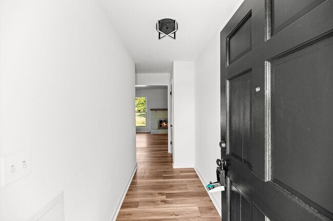 Foto del edificio - Beautifully Renovated Brick Home in a Quiet, Established Neighborhood