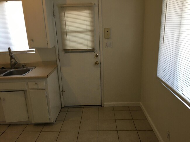 Building Photo - 44621 Cedar Ave