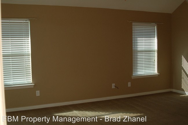 Building Photo - 309 Creekside Way