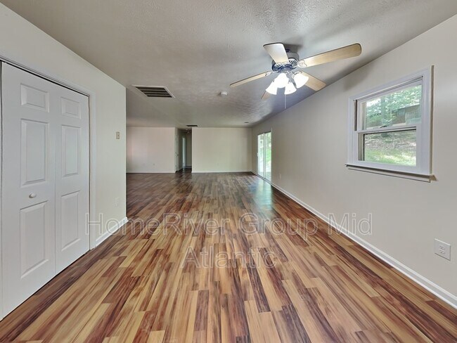 Building Photo - 1258 Lakeview Dr