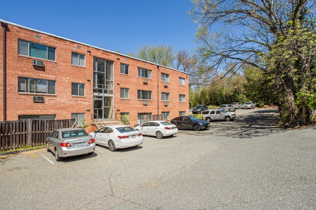 Foto del edificio - 4465 MacArthur Blvd NW