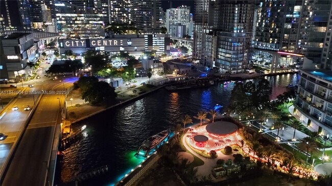 Foto del edificio - 350 S Miami Ave