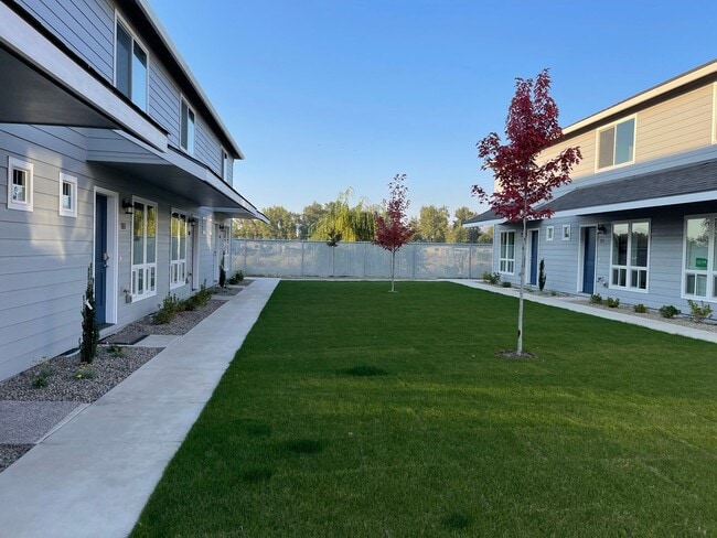 Foto del edificio - End Townhouse Unit in South Medford/Phoenix Area