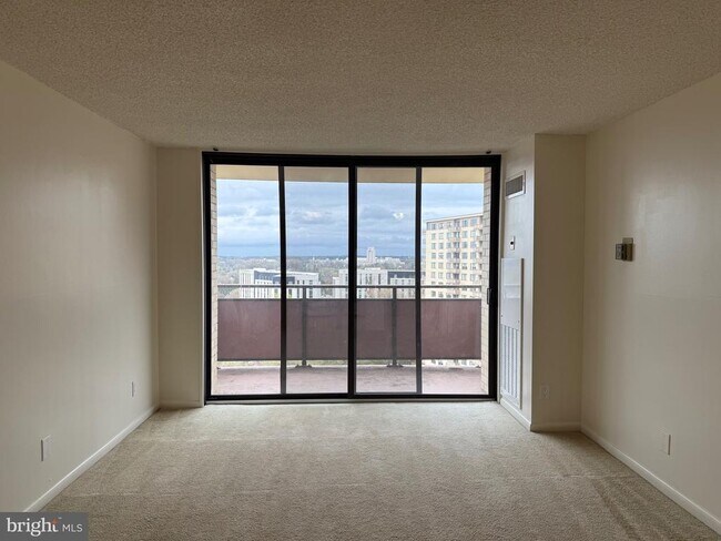 Foto del edificio - 5225 Pooks Hill Rd