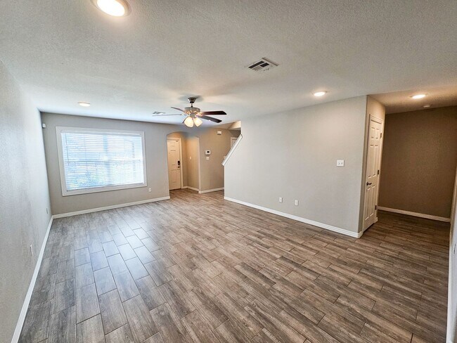 Building Photo - 3 Bed/2.5 Bath Spacious Townhome with Fenc...