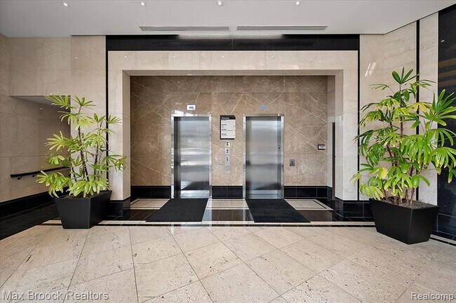 Foto del edificio - 34901 Woodward Ave