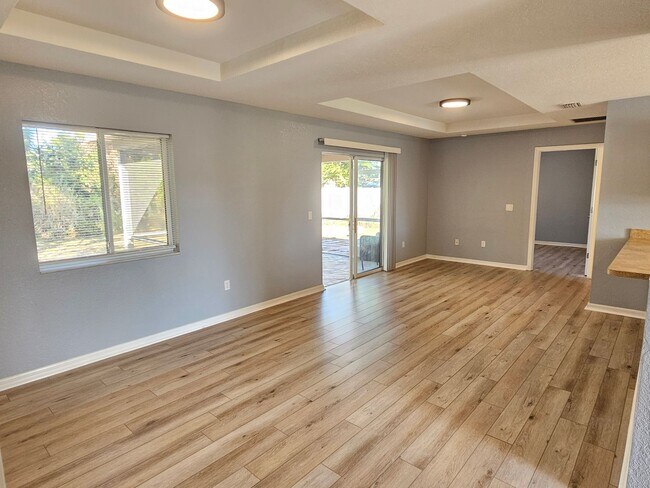 Foto del edificio - Annual Unfurnished Pet Friendly 3 Bedroom 2 Bathroom Single Family Home in Northport!