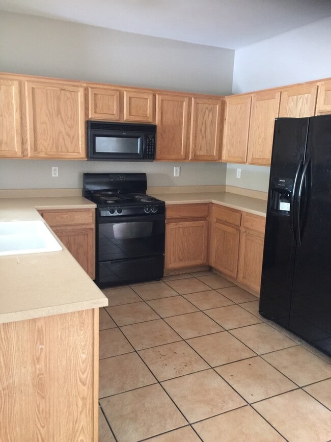 Building Photo - 2 bedroom Home with Brand new carpet