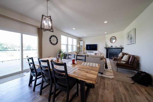 Foto del edificio - 5595 Queensland Ln N