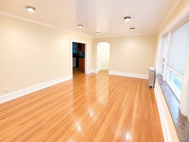 Foto del edificio - 2044 W Farragut Ave
