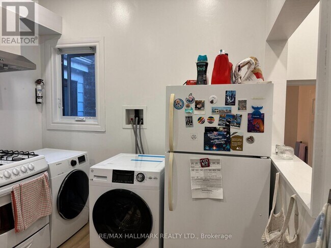 Photo du bâtiment - 60 First Ave