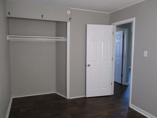 Building Photo - Charming two bedroom one bath duplex that is centrally located! Just minutes from area bases, sho...