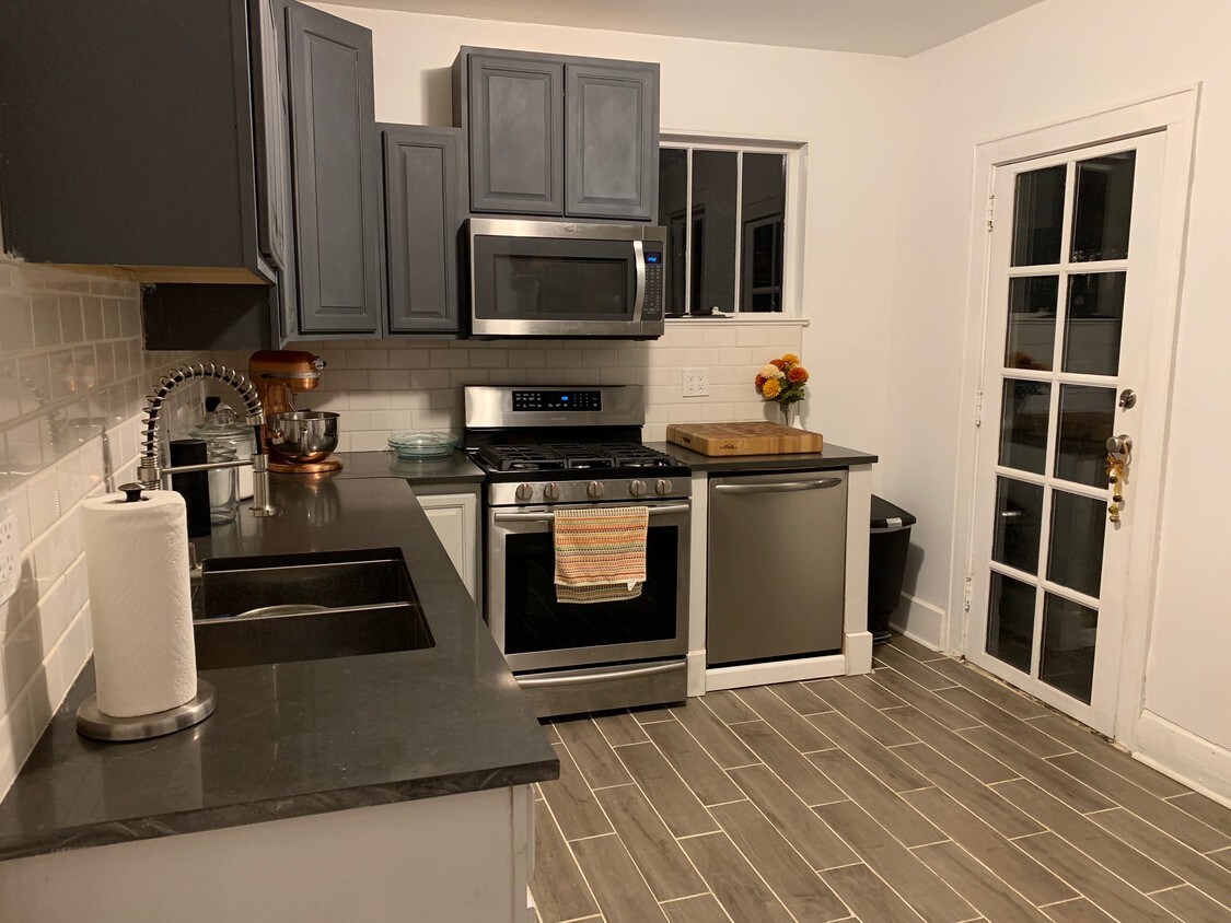 Foto principal - 6940 Britton Ave