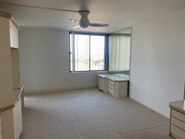 Building Photo - 2480 Presidential Way