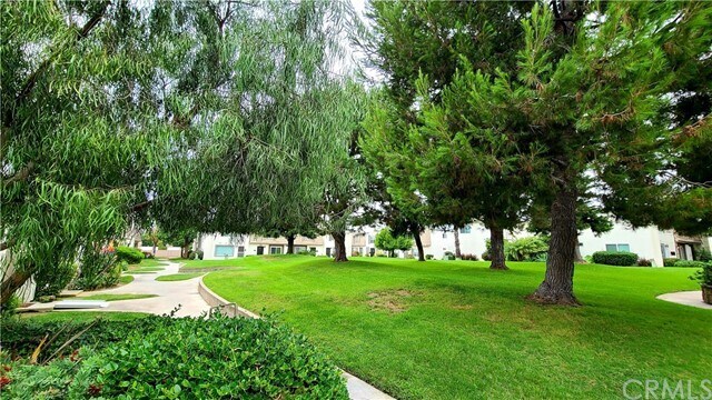 Foto del edificio - 11055 Slater Ave