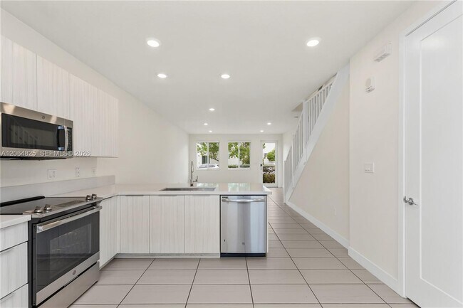 Foto del edificio - 6416 NW 102nd Ct