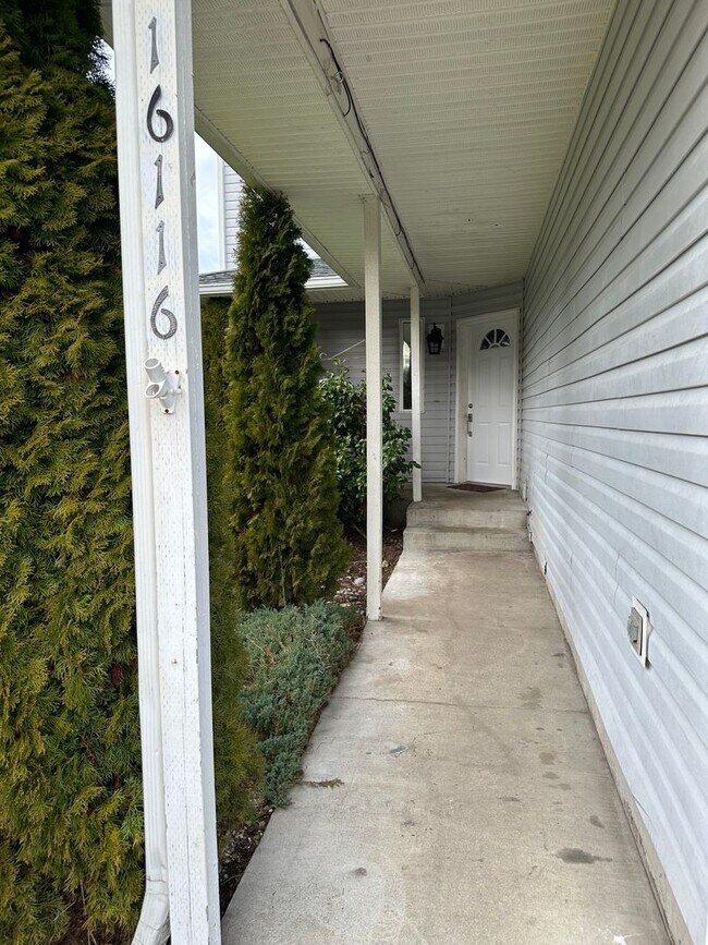 Building Photo - Remodeled 3 bedroom Duplex in Yelm availab...