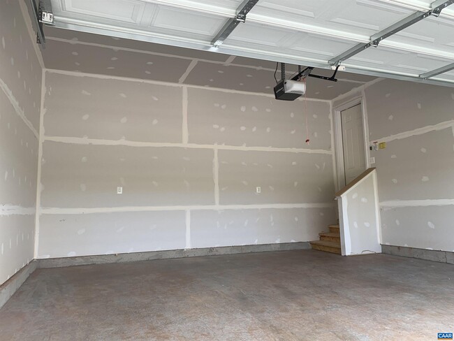 Foto del edificio - 758 Round Hill Rd