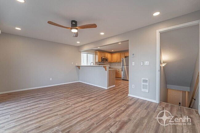 Building Photo - 5805 NE 135th Ave