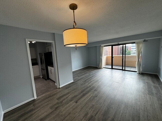 Foto del edificio - Urban Living at Its Finest: Spacious 2BR, 2BA Condo in Courthouse