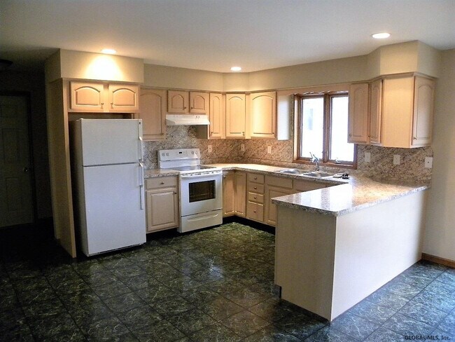 Building Photo - 12 Pineview Ct