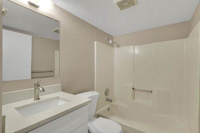 Baño completo - Parrott's Landing Apartments