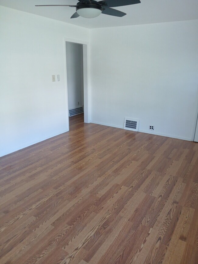 Ventilador de techo con control remoto, nuevo, de la sala al pasillo. - 1200 Commonwealth Ave