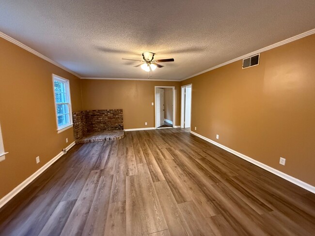 Building Photo - 4 Bedrooms, 2 Bathrooms - Home in Rome!