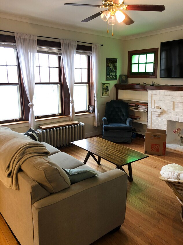 Foto principal - 2219 W Montrose Ave
