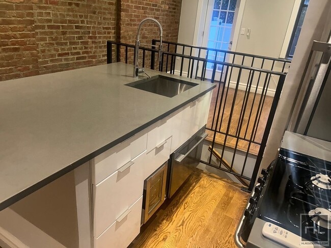 Building Photo - Mott Street