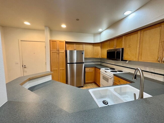 Building Photo - One Parking Spot Free! (MOVE IN SPECIAL 4 WEEKS FREE)