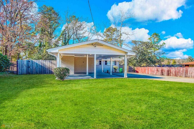 Building Photo - 2131 Columbia Dr