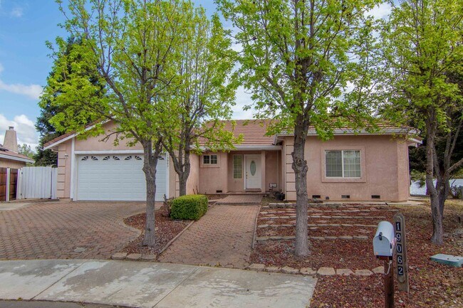 Building Photo - Beautiful Home Right on the Lake!