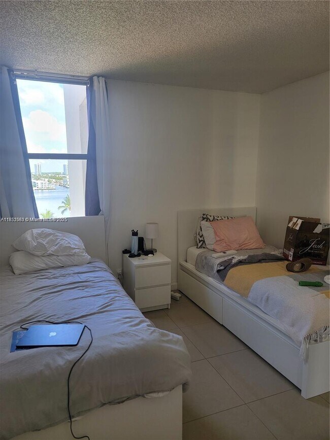 Foto del edificio - 17021 N Bay Rd