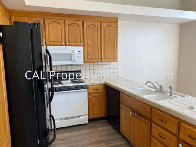 Foto del edificio - 3 Bedroom 2 Bathroom home in Hollister, CA!