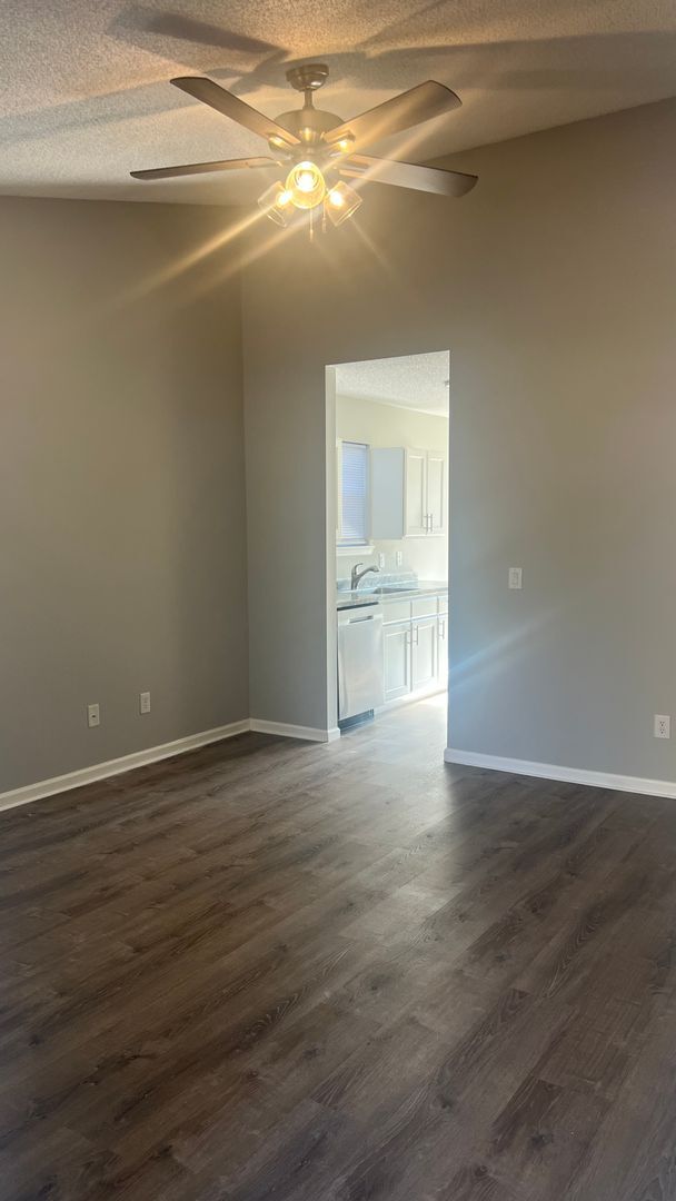 Foto del edificio - Sleek and Stylish Renovated 3 Bedroom, 2 full bath cottage home in Mid-town! Only $1750/mo.!!