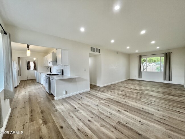 Foto del edificio - 4635 N 11th Pl