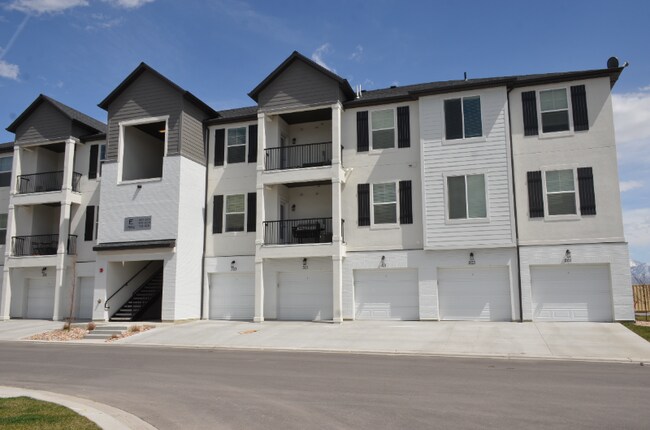 Building Photo - 1922 3330 W