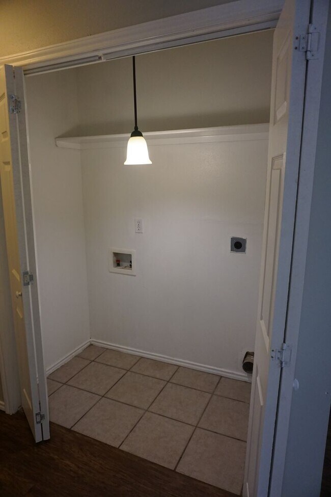 Building Photo - 412 KLINE