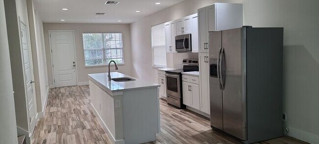 Building Photo - Beautiful New Construction, 4/3 Townhouse ...