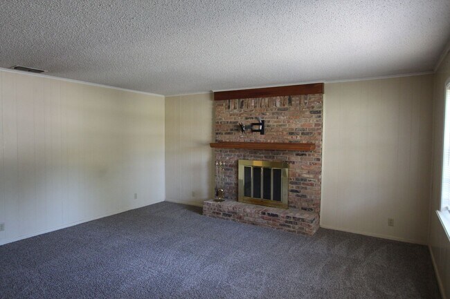 Building Photo - 1536 Crockett Dr