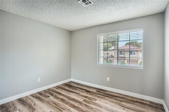 Building Photo - 2910 Currant Ln