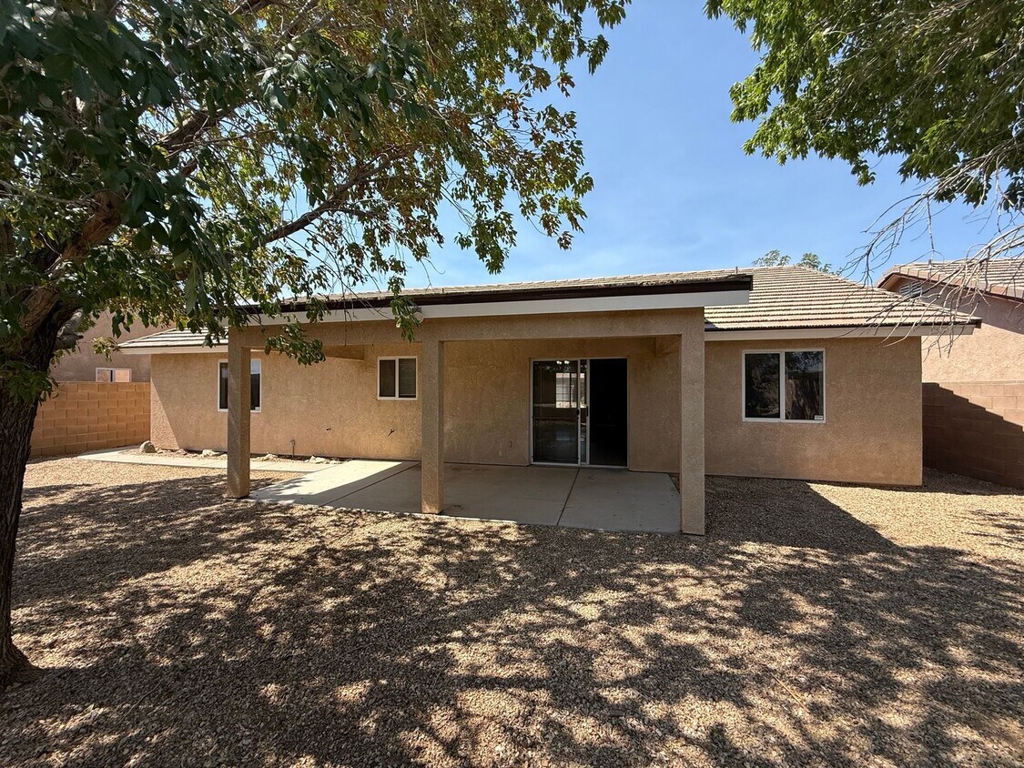 Building Photo - 3 Bedroom 2 Bathroom Home