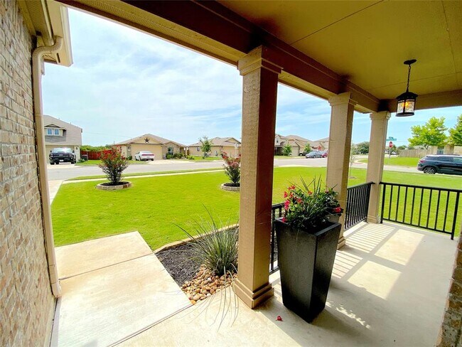 Foto del edificio - 122 Liard River Rd