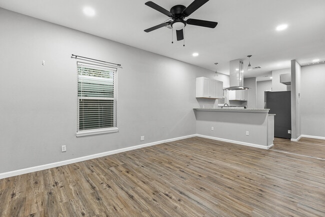 Building Photo - 221 N Bermuda St