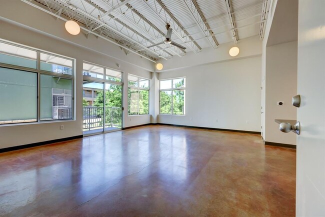Building Photo - 2401 E 6th St