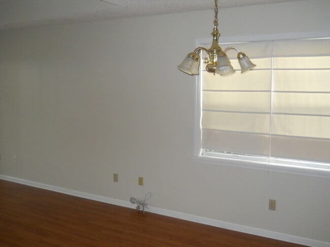Building Photo - Home in the Kensington Green S/D!