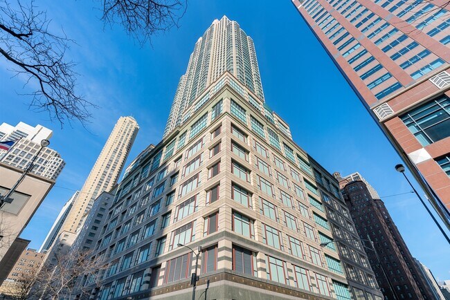 Foto del edificio - 100 E Huron St