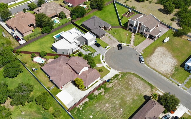 Foto del edificio - 4Bed/3.5Bath WITH A POOL Now available in Mcallen TX (Taylor and 495)